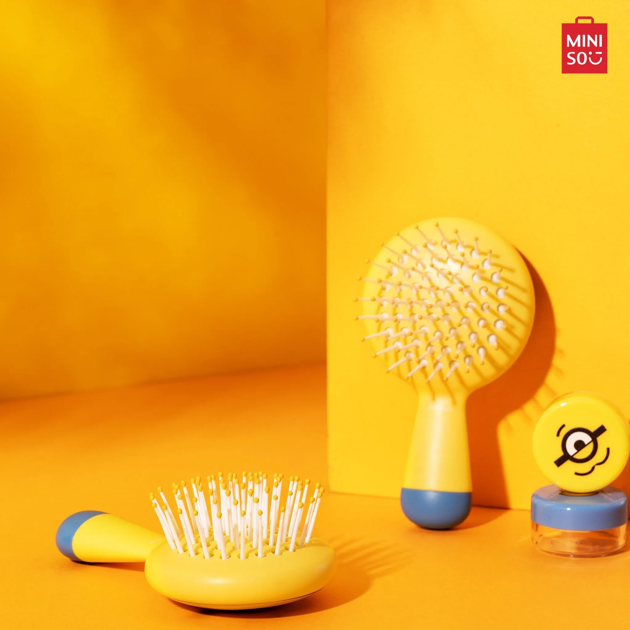 MINISO Minions Collection Portable Paddle Brush